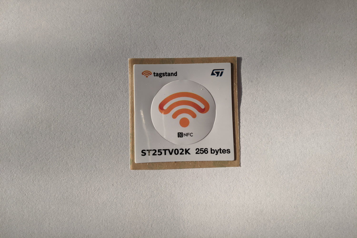 NFC Sticker - PET - ST25TV02K - 45x45mm outer matrix with 30mm dia. sticker