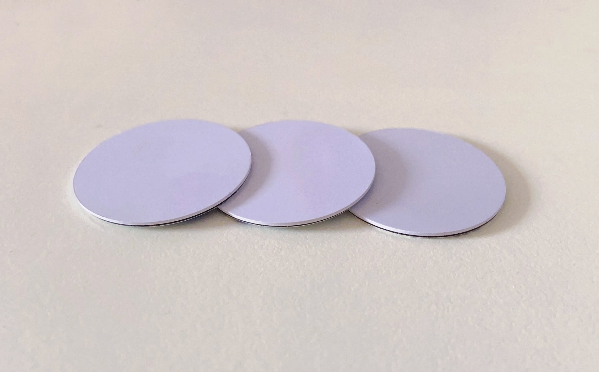 NFC Guard tour token white ON-METAL token with adhesive - NTAG213 - 30mm round