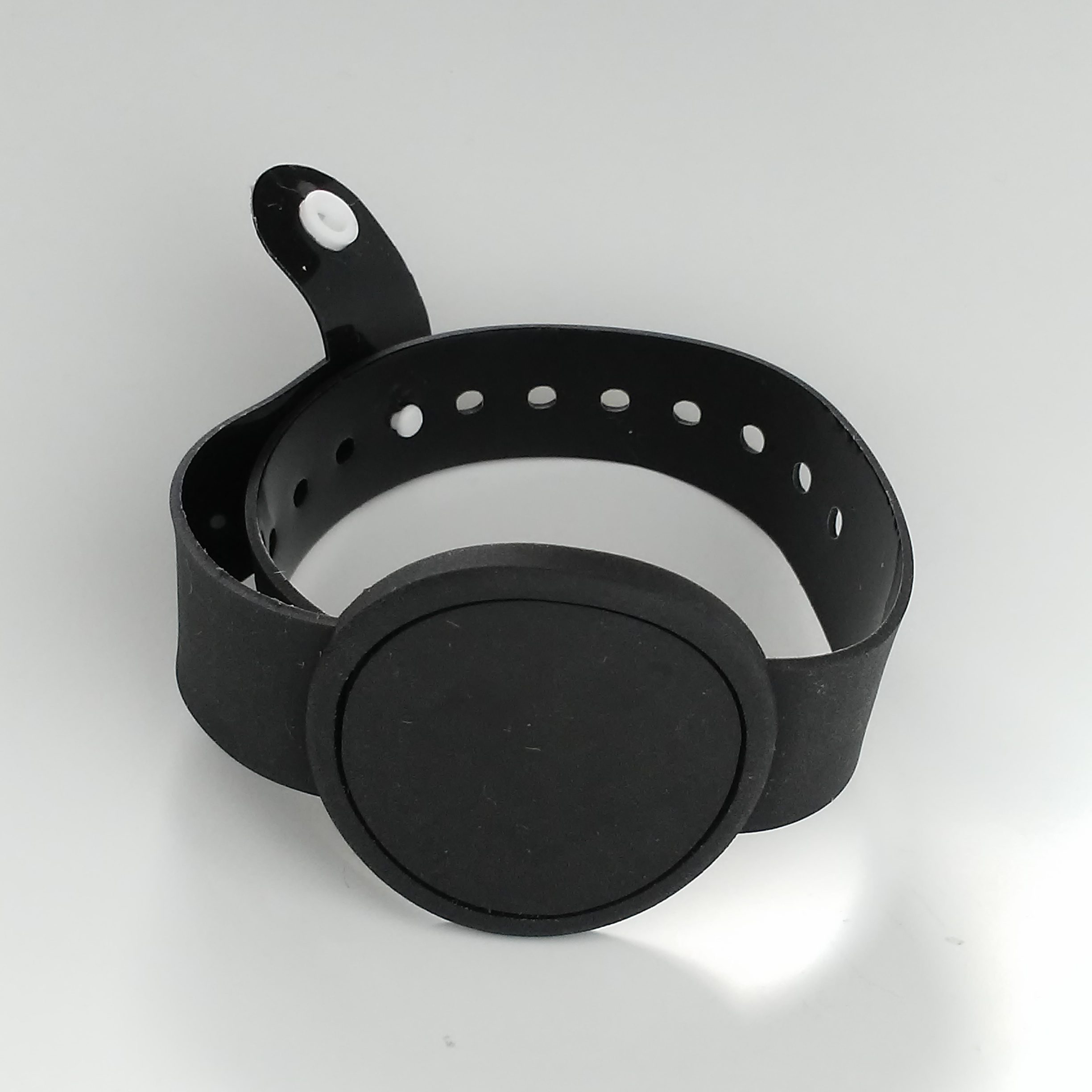 This NFC silicone wristbane can be adjusted and locked.